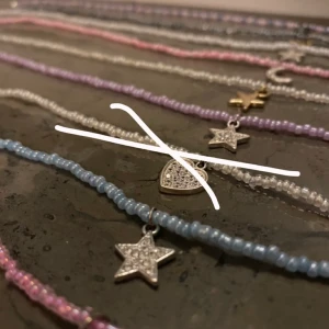 Halsband/armband - Säljer mina egengjorda halsband men får även att få som armband! Om det är någon av halsbanden som intresserar er på första sidan, skriv så kan jag fixa bättre bilder! Ni kan även göra en beställning, vilket typ av halsband ni val ha. Alltså färg, modell, längd, berlock. Dem berlockerna jag har för tillfället är dem på sista sidan alltså smileys, blixtar och stjärnor! Alla mina halsband görs med hållbar fiskelina som är mycket stark och även knäppen på slutet av halsbandet💘💘