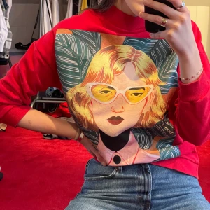 Tjocktröja med tryck från zara - Jag säljer nu min snygga tjocktröja med coolt tryck från zaras kollektion med Bijou Karman. 