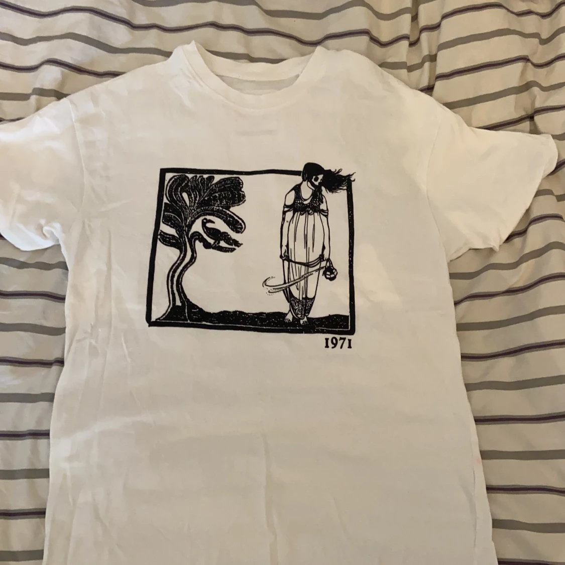 Säljer en vit Pull & Bear t-shirt i storlek XS-S