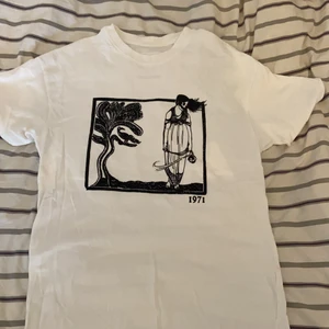 Säljer en vit Pull & Bear t-shirt i storlek XS-S - Denna tröja är så skön att ha på sig och är nästan använd! Har dock ett märke på baksidan så därför är den billigare än vanligtvis. Men ett totalt kap!