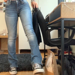 Crocker jeans - Super fina vintage lågmidjade crocker jeans. Storlek 24. Jag har 24-25 o är 159 cm. Jätte bra skick. Om flera intresserade = budgivning.