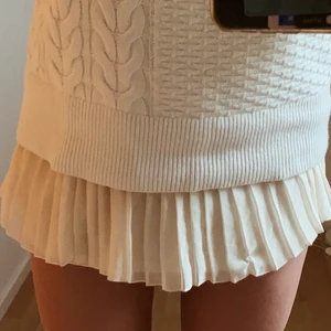 Supergulligt kjol!! - Så gullig kjol med resår i midjan (kan vikas in lätt). Aldrig använd pga råkade köpa två!