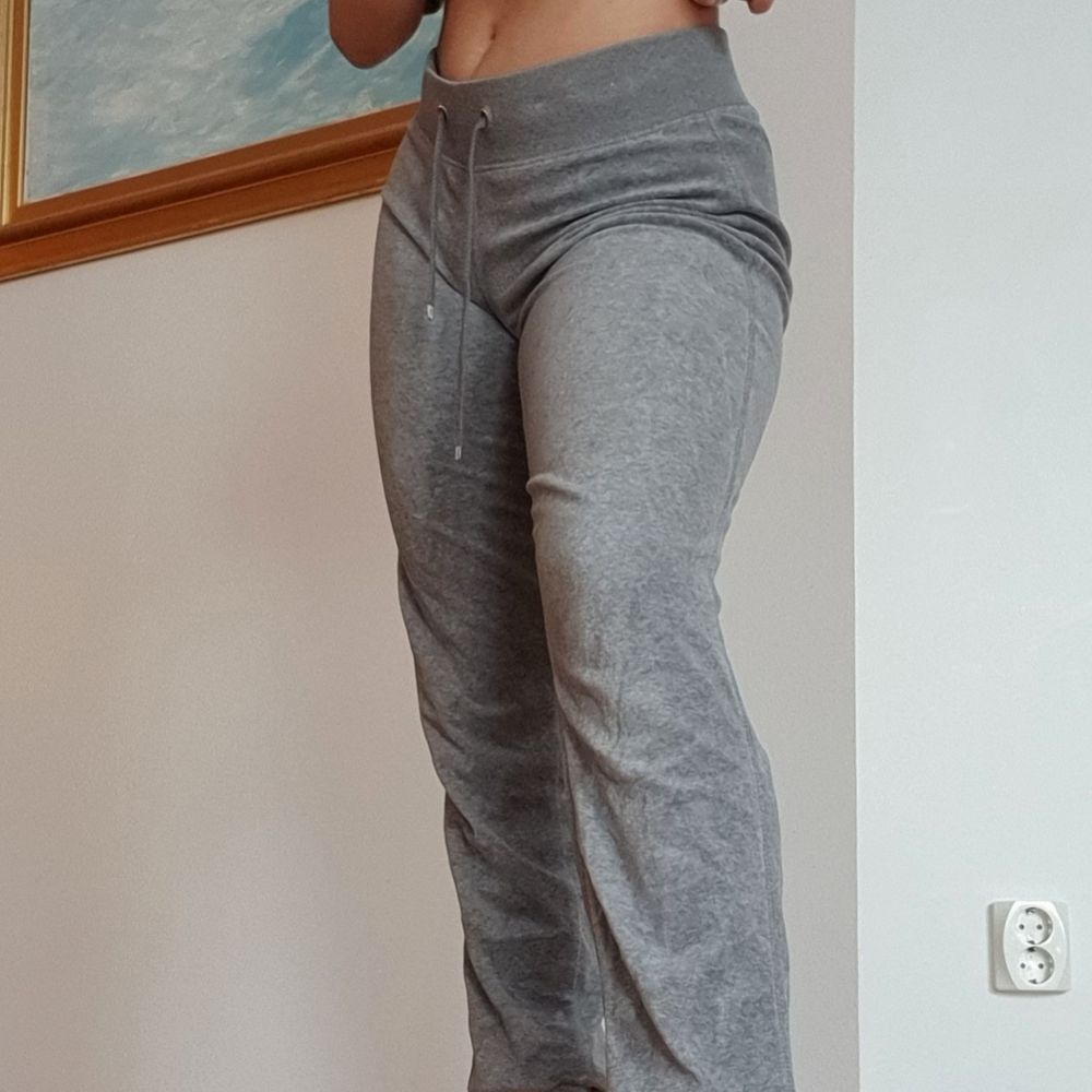 Säljer dessa superfina lågmidjade mjukisbyxor😍 Liknar juicy couture byxorna lite in my opinion🤩 tyget är sammetsliknande och byxorna är jättemjuka! Storlek M, men har snören som man kan dra åt i midjan, så skulle säkert passa Xs/S också beroende på hur man vill att den ska sitta! Byxorna går ner till anklarna på mig som är 164 cm. Kontakta mig vid frågor!💓. Jeans & Byxor.