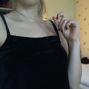 Deathly Hallows halsband - Köpte 2 stycken av dessa och säljer nu det ena⚡️frakt på 12 kr tillkommer