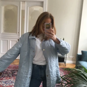 ljusblå tunn dunjacka - Söt ljusblå tunn dunjacka inköpt second hand u Berlin men i väldigt bra skick.💕