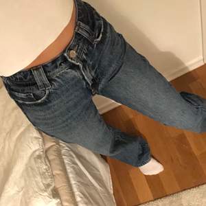 Skitsnygga hög/mellan-midjade jeans från Zara (slutsålda), använda någon gång (superbra skick) och säljer då jag har många liknande! Jag är 170 och dem är lite långa för mig men man kan absolut klippa av dem där nere! Bud:450 (+ frakt)
