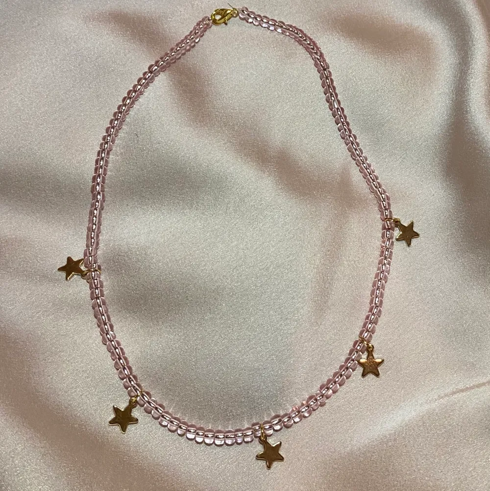 Färgglada halsband från UF-företaget Evidej💞 Finns i guldigt och i silver samt flera andra designer🥰 Du får gärna önska andra designer! . Accessoarer.