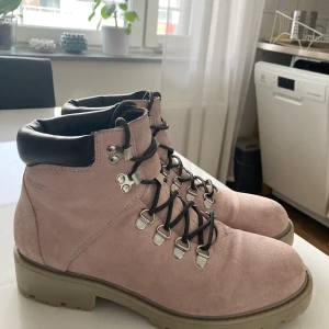 Vagabond rosa vinterskor 39 - Fina vinsterskor i mocka från Vagabond i storlek 39. Köpta förra vintern. Sparsamt använda. Köpta för 1190kr. Kan skickas mot fraktkostnad 95kr.