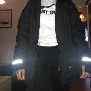 Everest jacka - En Everest jacka från Stadium som jag ej har någon användning för. Jackan har flera fickor o pälsen på luvan kan man ta av. Om man kan mötas upp så kan jag sälja den för 500kr annrs är det 500kr + frakt! 