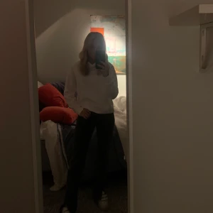 Vit Hoodie  - Säljer denna jättefina hoodie från Zara. Den är aldrig använd och lapparna finns kvar💕