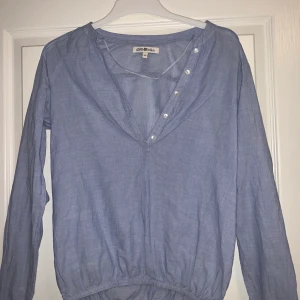 Blus - En tunn lite finare blus från Hampton Republic i storlek XS. Hör av er vid frågor eller fler bilder✨
