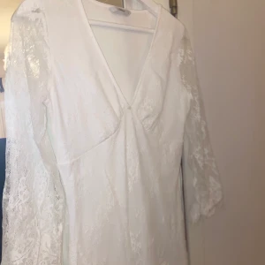 Klänning - Superfin vit spetsklänning! Använd en afton, som ny! Perfekt till fest, aftonar eller student/ skolavslutning.