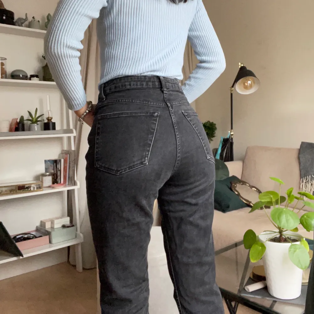 Ankel-långa, raka och högmidjade i momjeans-modell, i bra skick! Från Topshop, W28/L30. Säljs pga lite för stora för mig, väldigt snygga och sköna jeans framförallt! . Jeans & Byxor.
