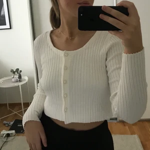 Kofta från Monki🥰 - Helt ny kofta från Monki💘 säljer pga av att jag har liknande! Aldrig använd. Köparen står för frakt!🤍