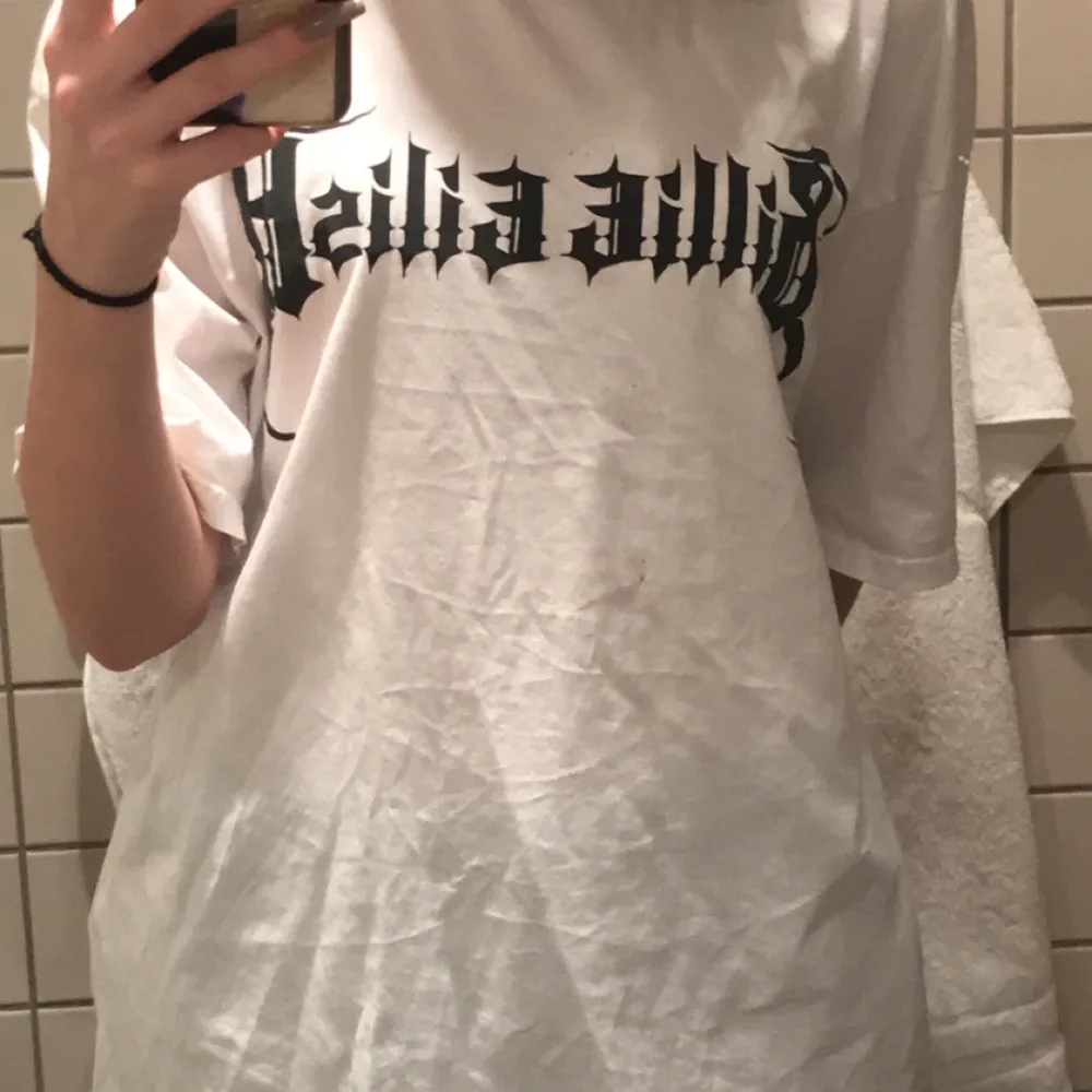 Billie eilish tröja med reflex tryck 💕. T-shirts.