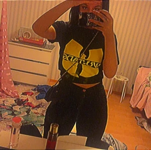 Wu tang clan t-shirt - Säljer denna t-shirt för jag har en likadan,väldigt skön och passar både s och m. På bilden har jag knuttit tröjan bakom ryggen så den kan sitta tightare. Kan skicka tröjan på posten men du står för frakten. Annars kan jag mötas upp i fagersta och kopparberg 