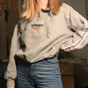 Sweater med lång nacke - En strålande sweater som får hela stan att häpna över ditt fynd. Den är unisex.