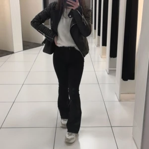 GINATRICOT bootcut jeans💙 - Sköna bootcut jeans från Ginatricot i storlek S. Använda några fåtal gånger och i bra skick. Passar till allt. Betalning sker via swish innan plagget fraktas. Kund för frakten❣️