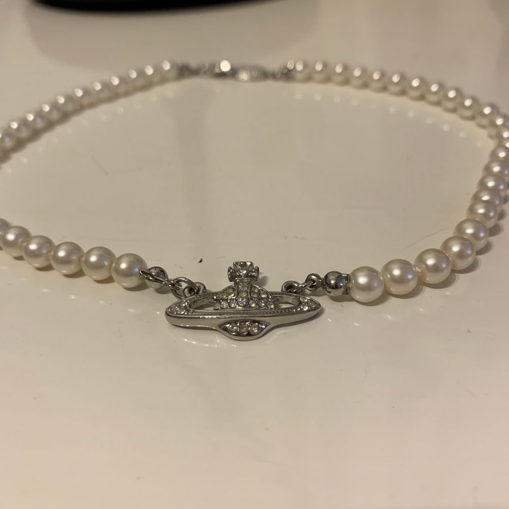 Ett superfint silverhalsband med pärlor från Vivienne Westwood. Det är inte äkta vad jag vet för köpte det på depop för 500kr men det är i perfekt skick så säljer det för 349kr inklusive frakt! Priset kan diskuteras ❤️ Är inte helt säker på att jag vill sälja det. 💕. Accessoarer.