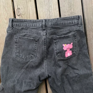 Rosapantern jeans - Egen målade jeans som från början är ifrån Zara. Säljer pga att de inte kommer till någon användning längre:/ STORLEK: 38 (S/M) FRAKT: 63kr                                                                      Skriv privat om fler bilder önskas 💖🤝