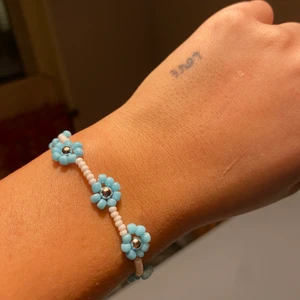 Pärlarmband med blommor! Stretchig  - Handgjort armband med blommor i ljusblåa pärlor! 