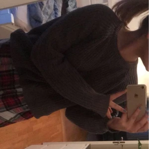 stickad tröja - säljer min mysiga gråa stickade tröja från lager 157😌säljer pga den inte kommer till använding längre.