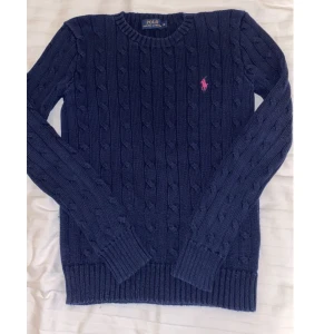 Ralph lauren stickad - Snygg marinblå kabelstickad tröja ifrån Polo Ralph Lauren! Storlek XS, 150kr+frakt💞💕💘 