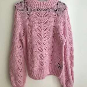 Fin stickad tröja - Fin pastellrosa stickad tröja från H&M🤍, strl XS men sitter löst. Kontakta för fler frågor 