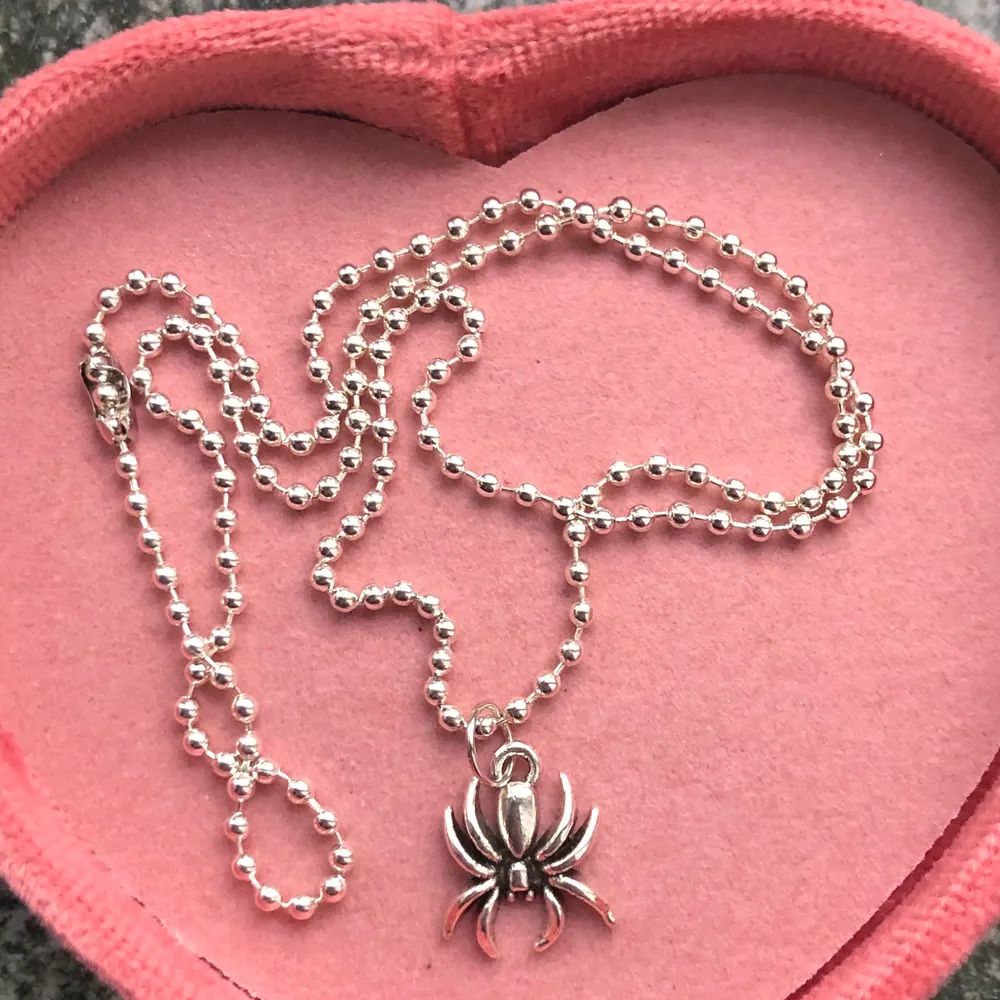 Spindelhalsband! 🕷 50kr inklusive frakt 💖 Spindeln är ca 1,5x1,5cm!. Accessoarer.