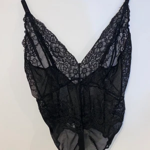 Spets body från h&m - Fin spetsbody från H&M! Använd 1 gång ( med underkläder under) bilder på kommer ju som sagt inte skickas!!