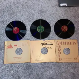 Säljer dessa 3 ”stenplattor” (som vinylskivor). (Sålt 1 av de röda) Det går inte att spela dessa på en vanlig vinylspelare och är endast köpta för dekoration. Kontakta vid intresse/frågor! Säljer till första som ger ett rimligt prisförslag! :) 