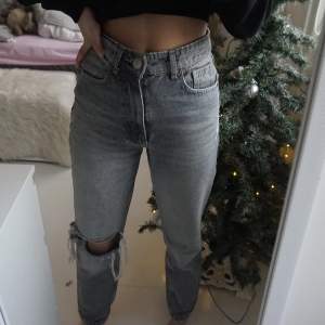 Gråa jeans i storlek 32 nästan aldrig använda! Från ZARA