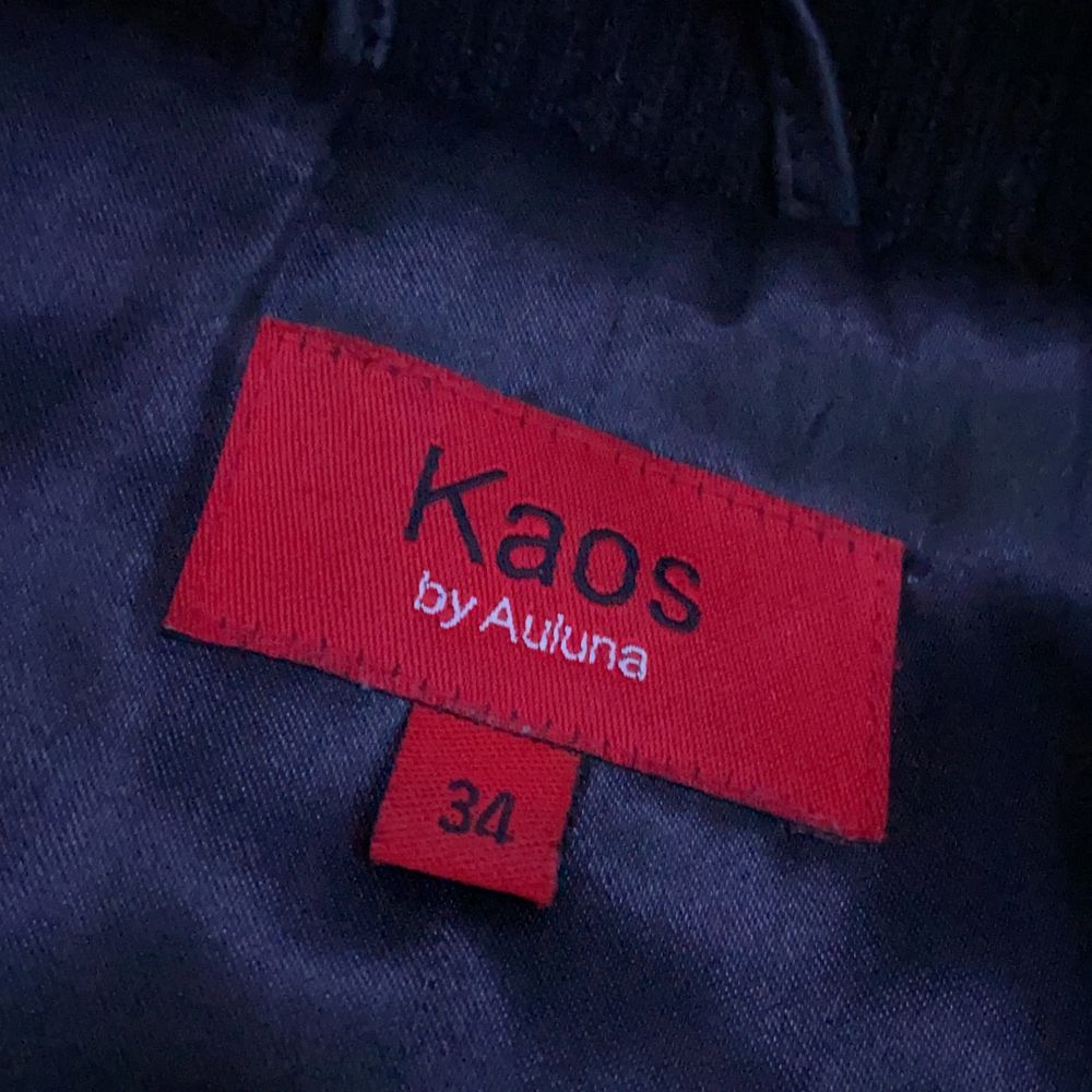 denna skinn jacka är i jätte bra skick och är jätte svåra att hutta nu för tiden. Den är ganska gammal men den har bara hängt i min garderob, jag gillar denna jacka mycket men den passar inte min stil enligt mig. den är i storlek 34 men passar jätte bra på xs, s och m. ✨. Jackor.