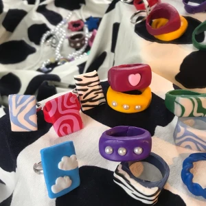 Ringar i lera - Ringar i lera, kan göras i många färger och många storlekar. Skriv om ni är intresserad av någon!☺️