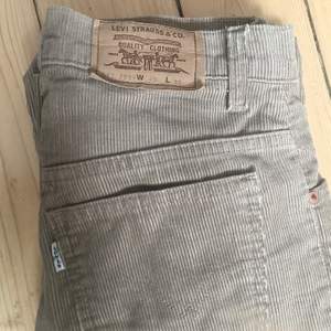 Jättefina vintage levis manchesterbyxor från 80/90-tal💕 Bra secondhand skick! Det står att storleken är W28 och L32 men jag skulle säga att det passar en xs/s✨ Benen är uppsydda 5cm så dem går att göra längre✨ Midja: 74cm Innerben: 81cm Höfter: 93cm. Skriv privat för fler bilder/frågor. Buda i kommentera, frakt tillkommer🪐💕