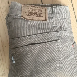 Levi’s manchesterbyxor - Jättefina vintage levis manchesterbyxor från 80/90-tal💕 Bra secondhand skick! Det står att storleken är W28 och L32 men jag skulle säga att det passar en xs/s✨ Benen är uppsydda 5cm så dem går att göra längre✨ Midja: 74cm Innerben: 81cm Höfter: 93cm. Skriv privat för fler bilder/frågor. Buda i kommentera, frakt tillkommer🪐💕