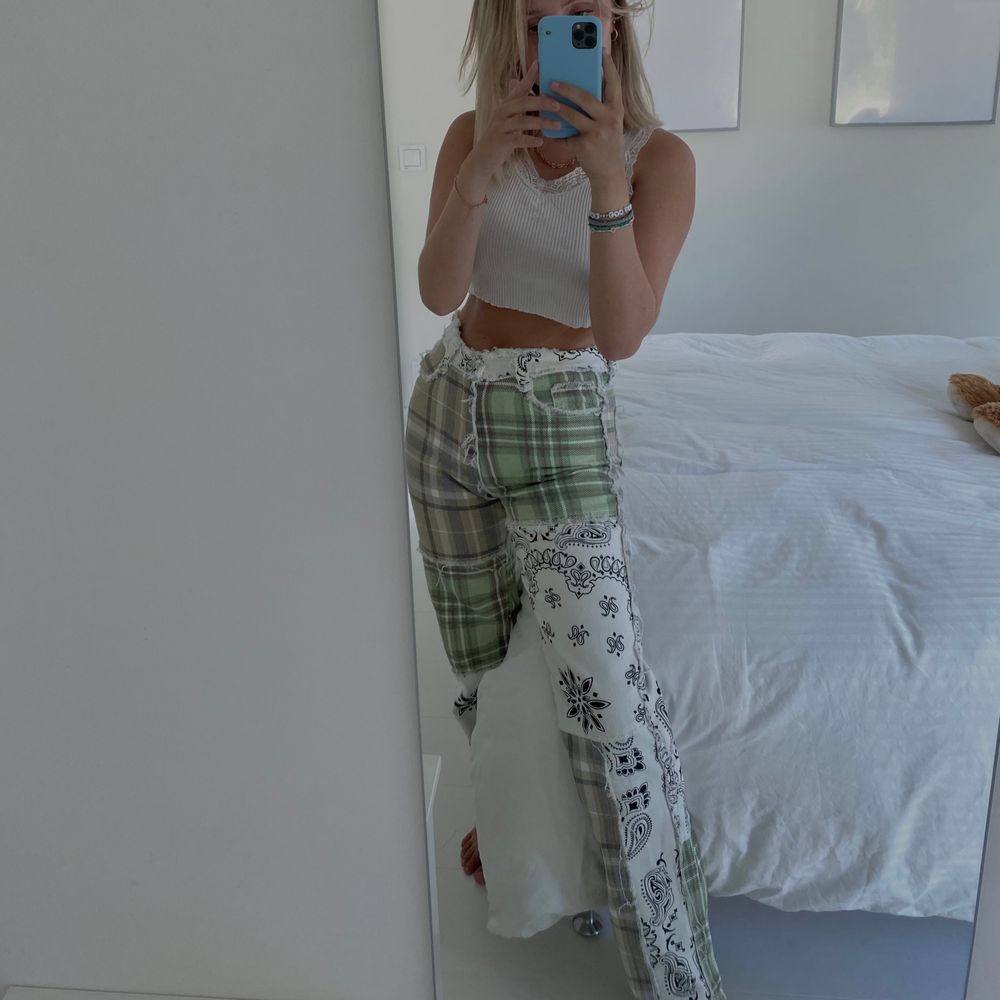 asballa patchwork jeans ifrån jaded london! endast använda en gång. sååå snygga och blivit slutsålda flera gånger på deras hemsida! orginalpris: 700kr + frakt, moms och tull. köparn står för frakt (64kr) 💚 budgivning om fler är intresserade . Jeans & Byxor.