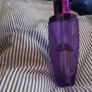 Parfym - Justin Bieber parfym girlfriend, halvfull ungefär. Köparen står för frakten, betalning via Swish.