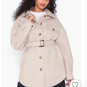 Kappa  - Har den här i storlek 36, har aldrig anvdvänt den då jag tycker den blir för stor på mig tyvärr. Den sitter ganska oversized och skiftar lite mellan beige och rosa i olika ljus. SUPERFIN! 🤩 Nypris på den är 799kr🙂