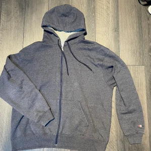 Vintage Champion zip hoodie - Vintage Champion zip hoodie i storlek XL (sitter som L). Skön passform. Bra skick. Fitpic kan ordnas! Klicka in på profilen för massvis med andra vintage tröjor! 🙏🏻