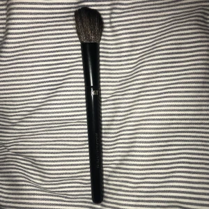 Sminkborstar - 2 sminkborstar, en för ögonskugga och en för blush/contour mm. Den stora är från HM och den lilla är från NYX. 15 för den stora och 10 för den lilla (20 för båda)