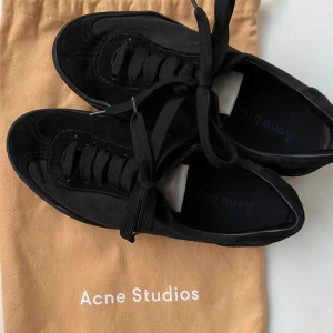 ACNE SKOR HELT NYA storlek 37  - Säljer mina helt nya ACNE STUDIOS skor stl 37. Skorna är i perfekt skick och aldrig använda! Vid frågor eller funderingar, skicka ett meddelande✨