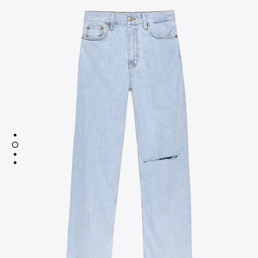 Jättesnygga, slutsålda jeans från zara.⭐️💕 Äääälskar dessa med de kommer inte till användning längre pga tvätten. Är 167 cm och de går ner till vristen. . Jeans & Byxor.
