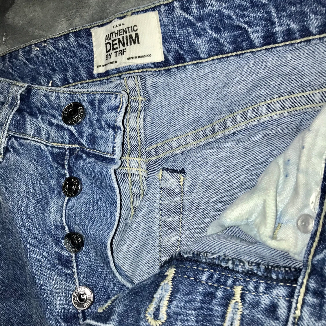 Blå jeans med röd och blå detalj - 90