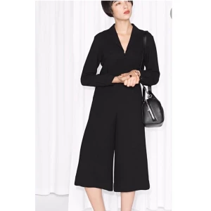 & Other Stories svart byxklänning St.34 - & Other Stories svart culottes jumpsuit Byxklänning. Storlek 34  Ny och aldrig använd. Zip på framsidan. Material: polyester 
