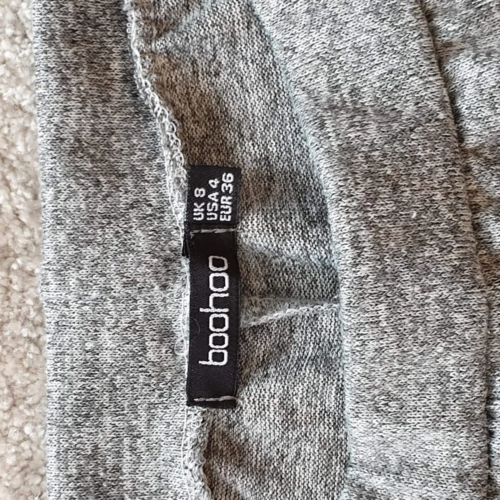 Jättesköna gråa luftiga mjukisar från boohoo i storlek S/36. Säljer då dem inte används längre, i bra skick. Säljer för 60 kr, köpare står för frakt. ❤️ . Jeans & Byxor.