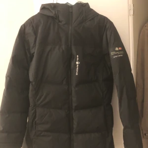 Sail raicing jacka  - En super fin och varm vinter jacka som jag endast använd 5 gånger den är i storlek L men jag själv är M och den passar mig super bra. Även ett bra skick köpte den för 4000 säljer för 3500 💕 jag betalar för frakten