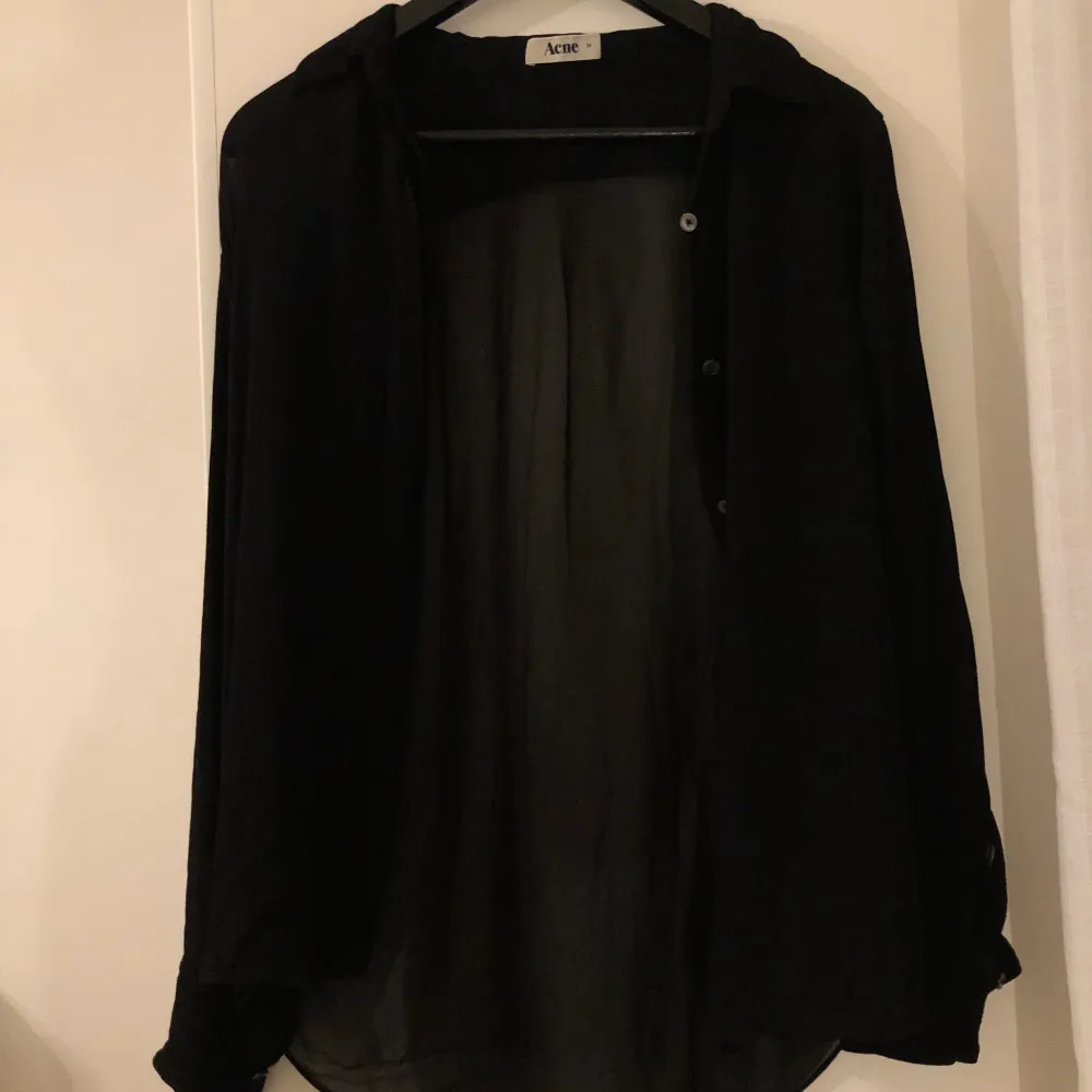 Den perfekta svarta ”halvtransperanta” skjortan!!! Från ACNE!! Bra pris!!!! Som ny . Skjortor.