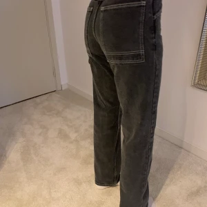 Brandy Melville jeans - Ett par skit coola snickarjeans från Brandy Melville. Köpta i Italien. Mycket bra skick. Jag är 176 cm lång! Köparen står för frakt💕 pris kan diskuteras!!