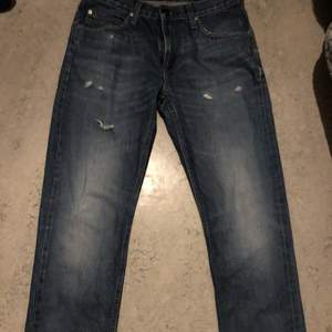 Blåa Lee Jeans i ekologiskt material                                         Storlek: W30 L32                                                                       Köptes för 2400 kr